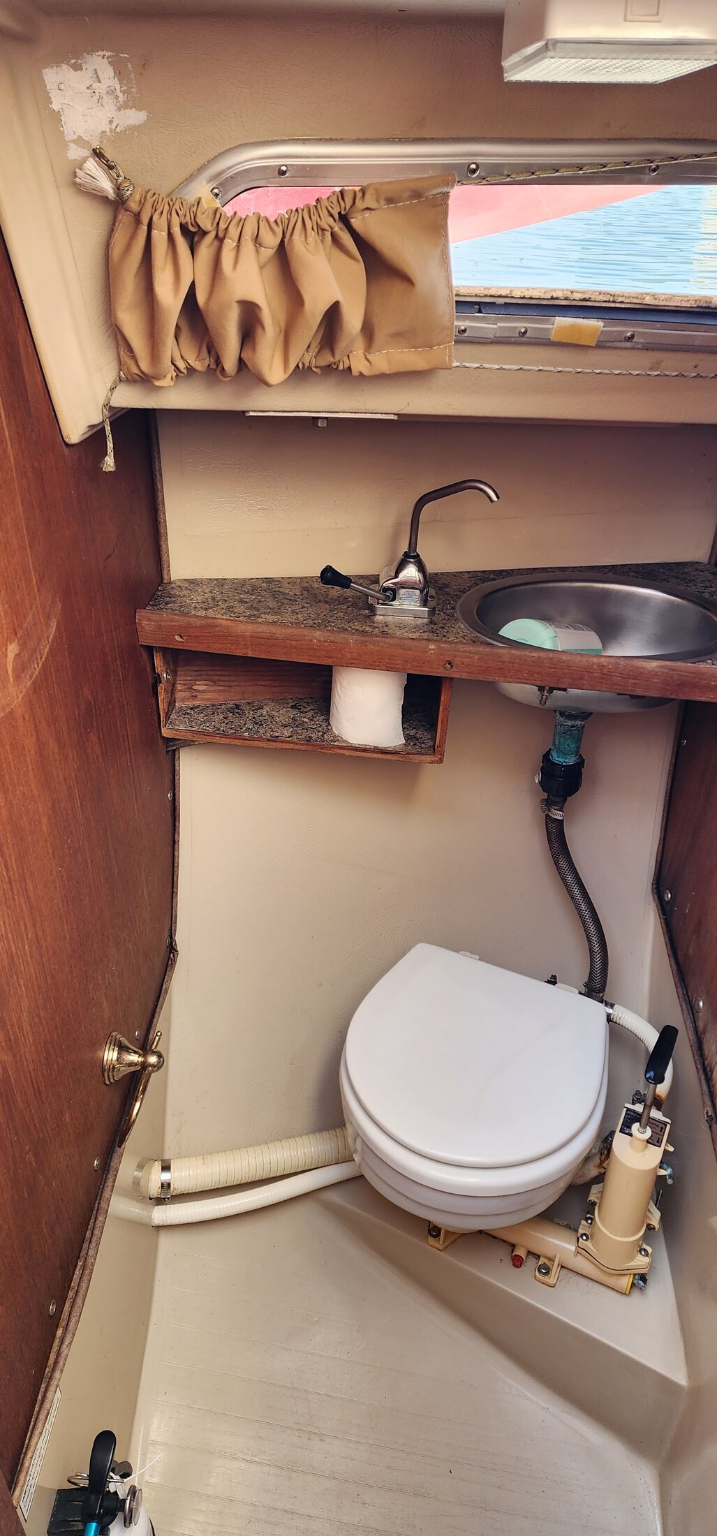 Enclosed marine head compartment
