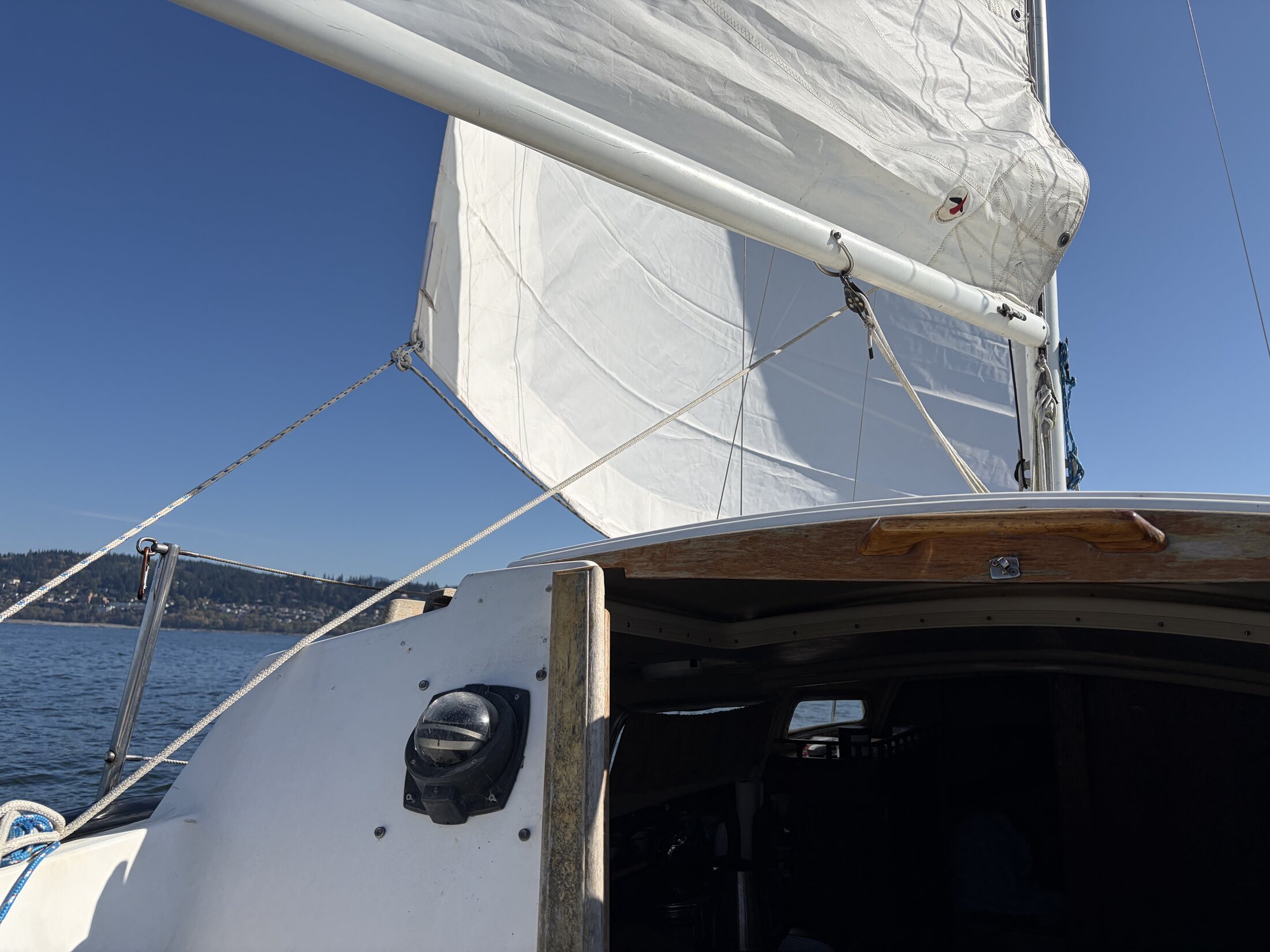 Mainsail and boom above the companionway